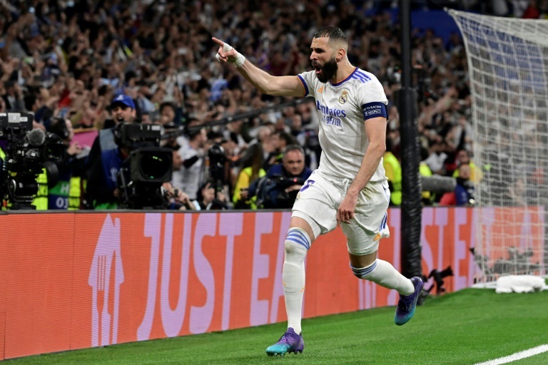 الفرنسي كريم بنزيمة يحتفل بتسجيله هدف ضد مانشستر سيتي الانكليزي في اياب الدور نصف النهائي من دوري أبطال أوروبا لكرة القدم في ملعب سانتياغو برنابيو في 4 ايار/مايو 2022 (ا ف ب)