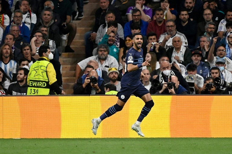 الجزائري رياض محرز يحتفل بتسجيله هدفًا ضد ريال مدريد على ملعب "سانتياغو برنابيو" في اياب الدور نصف النهائي من دوري أبطال أوروبا لكرة القدم في 4 ايار/مايو 2022 (ا ف ب)