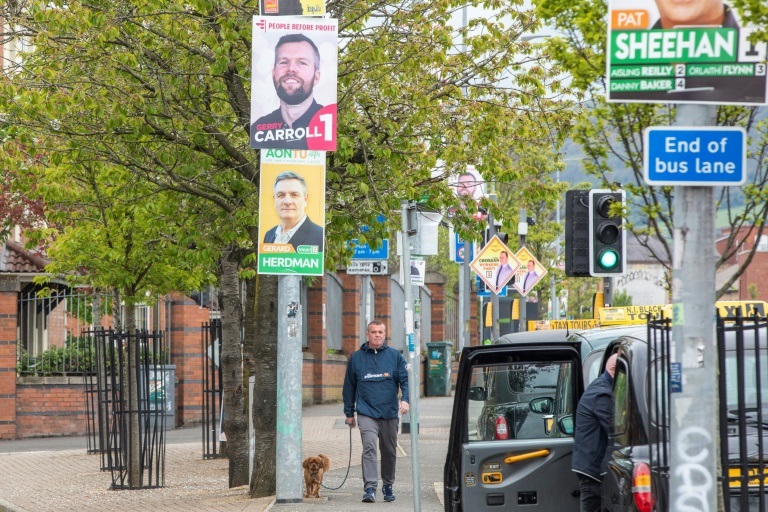 إعلانات انتخابية في شوارع غرب بلفاست بإيرلندا الشمالية في 02 أيار/مايو 2022 (ا ف ب)