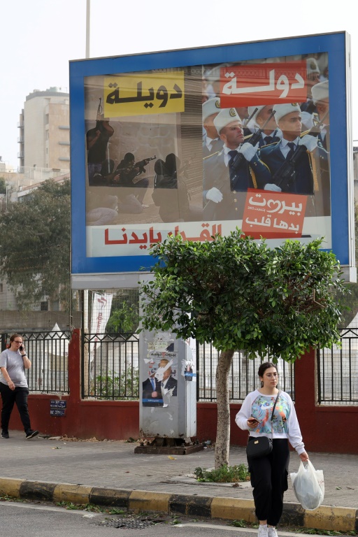 لوحة إعلان انتخابية مرفوعة في العاصمة اللبنانية في 30 نيسان/أبريل 2022، في إطار الحملات الدعائية قبل الانتخابات البرلمانية المقررة في 15 أيار/مايو المقبل (أ ف ب)   