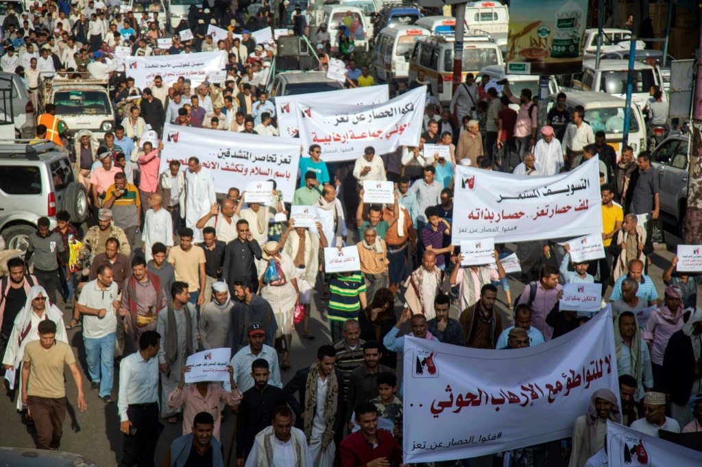 يمنيون يتظاهرون في مدينة تعز في السادس من نيسان/أبريل 2022 مطالبين برفع الحصار عن المحافظة (أ ف ب)