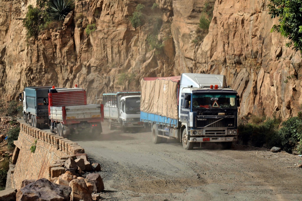 صورة لطريق جبلية شقها سكان تعز للتمكن من الخروج من منطقتهم المحاصرة التقطت في 23 أيلول/سبتمبر 2020 (ا ف ب)