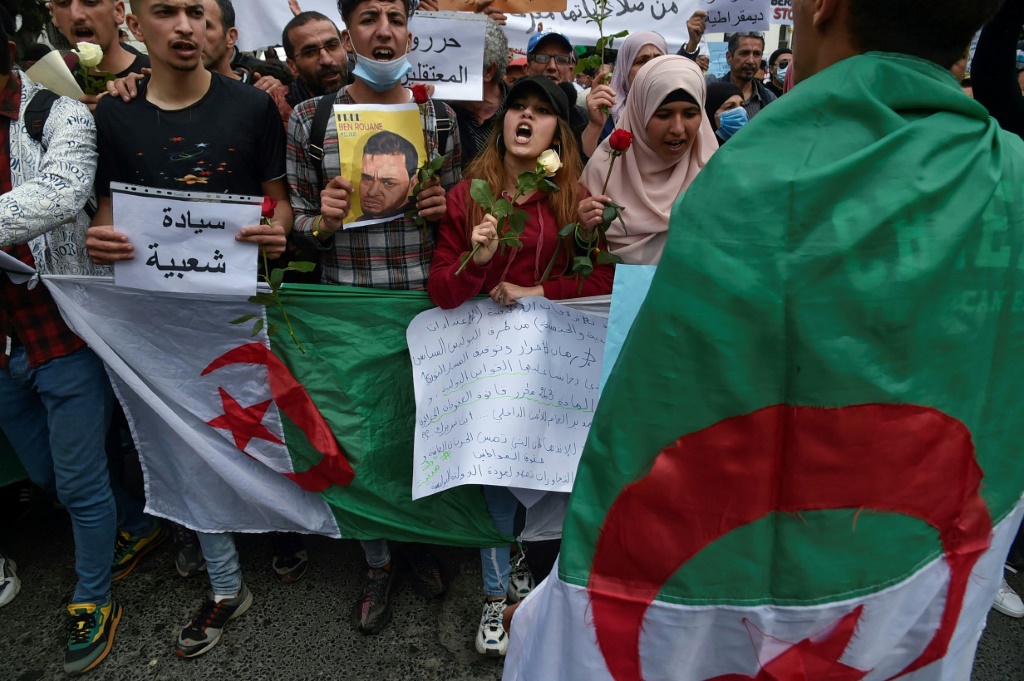 طلبة جزائريون خلال تظاهرة ضد الحكومة في العاصمة الجزائرية بتاريخ 30 آذار/مارس 2021 (أ ف ب)   