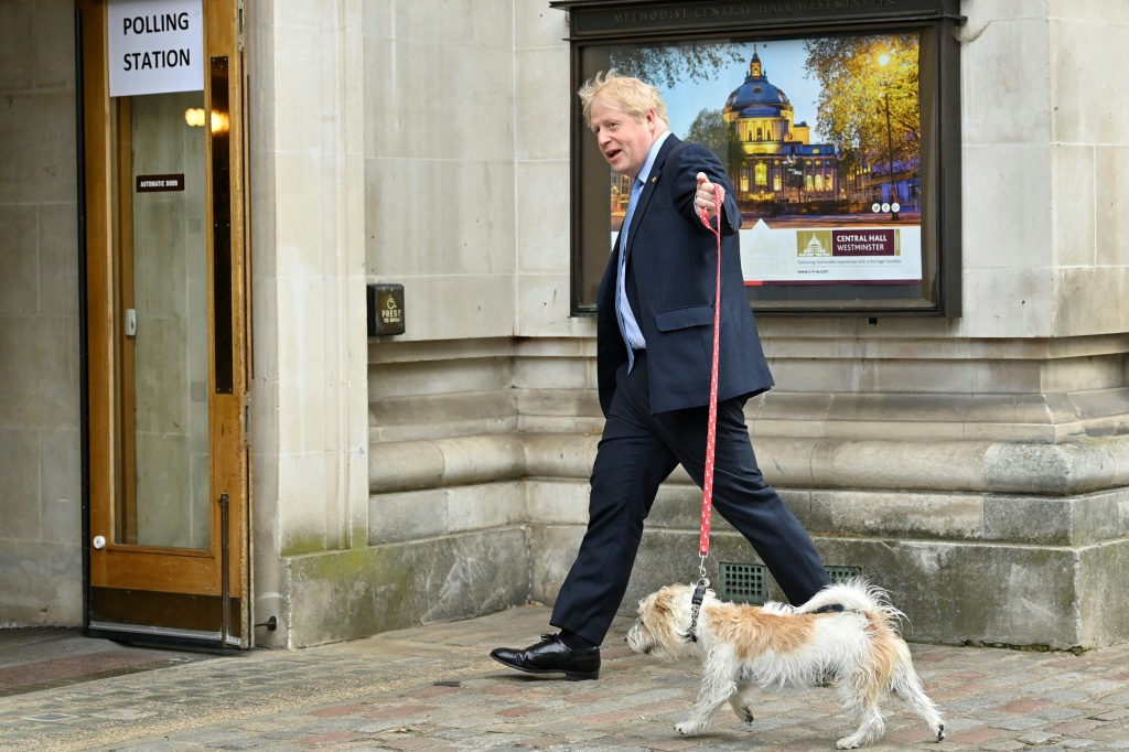 رئيس الوزراء البريطاني بوريس جونسون يصل إلى مركز للاقتراع في لندن في 05 أيار/مايو 2022 (ا ف ب)