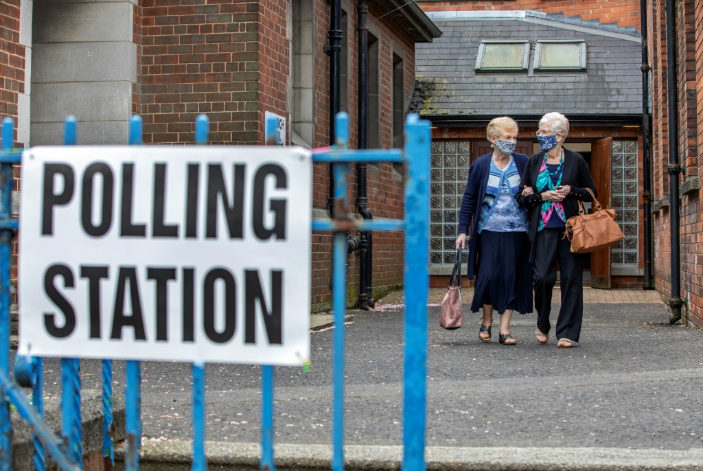    مكتب للاقتراع في بلفاست بإيرلندا الشمالية في الانتخابات المحلية في 05 أيار/مايو 2022 (أ ف ب)