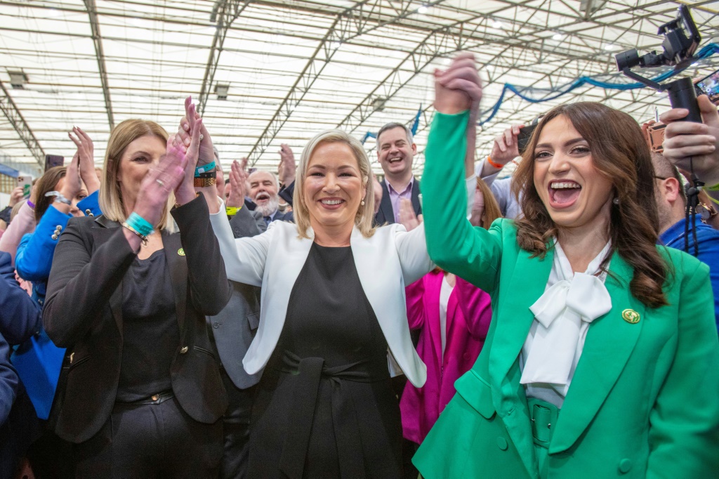 نائبة رئيس حزب شين فين ميشيل اونيل (وسط) تحتفل بإعادة انتخابها مع أعضاء في حزبها في ماغيرافيلد بإيرلندا الشمالية في 06 أيار/مايو 2022 (أ ف ب)
