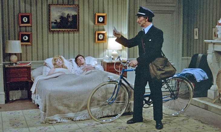 في الفيلم مَشاهد تَعلق طويلاً في ذهن المُشاهد، لغرابتها (لقطة من الفيلم)