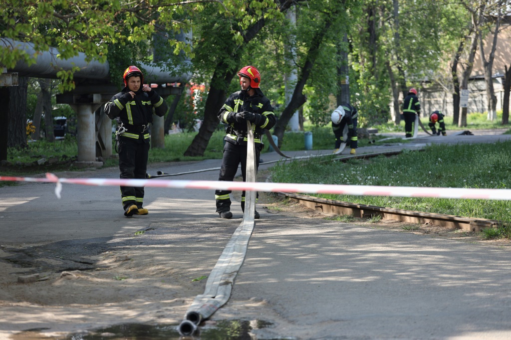 رجال إطفاء قرب موقع تعرض لقصف صاروخي روسي في أوديسا بجنوب أوكرانيا في 7 أيار/مايو 2022 (ا ف ب)