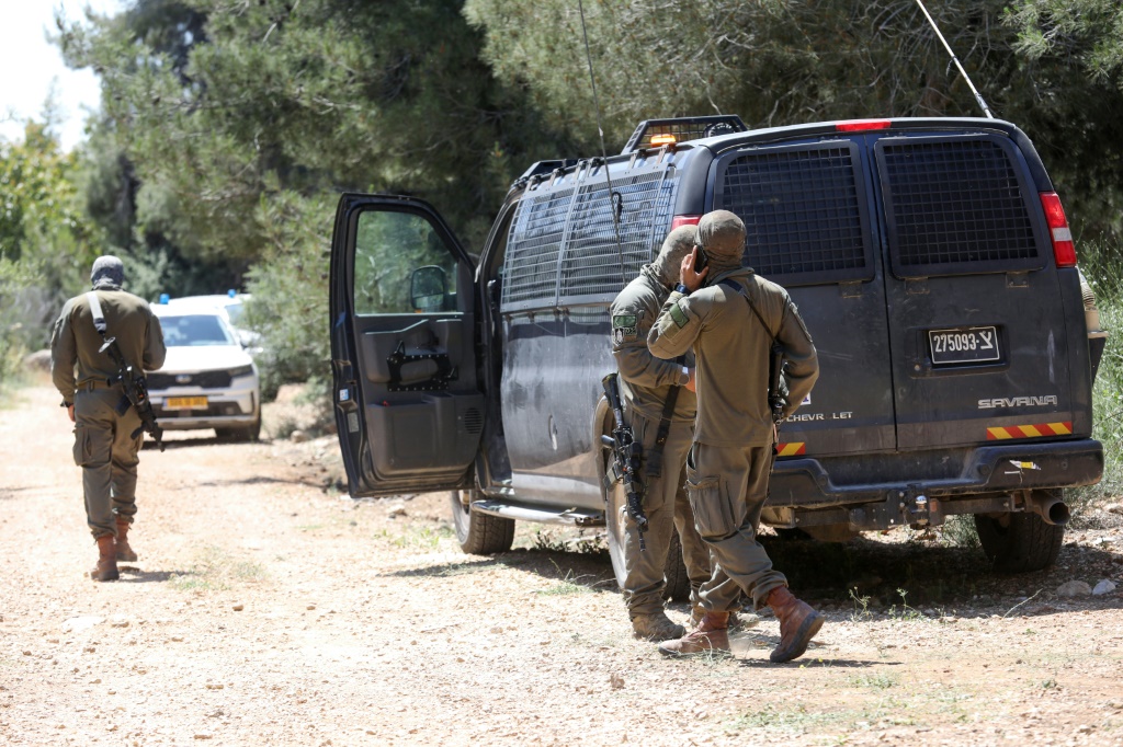 قوات الأمن الإسرائيلية تنتشر في غابة خلال عملية البحث عن المشتبه بتنفيذهما هجوم إلعاد، في 8 أيار/مايو 2022(ا ف ب)