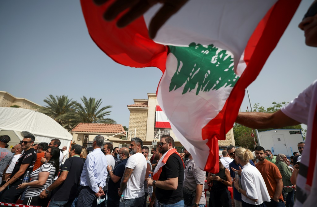 المغتربون اللبنانيون يصطفون للإدلاء بأصواتهم في الانتخابات التشريعية المقرر إجراؤها في 15 مايو في القنصلية اللبنانية في إمارة دبي في 8 مايو (أ ف ب)