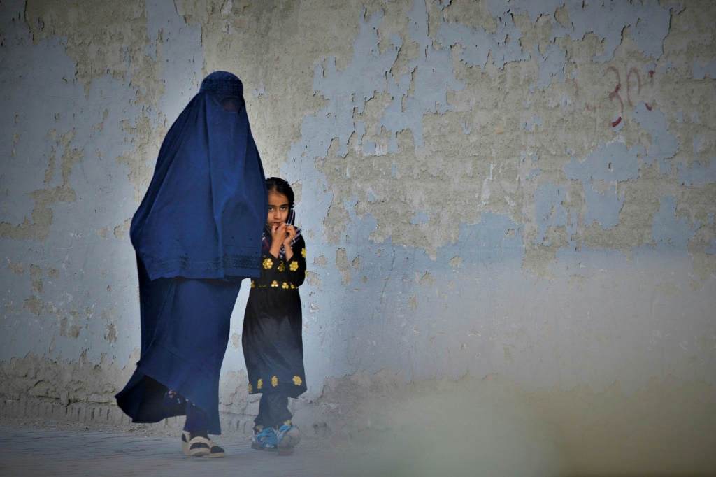 كانت حكومة طالبان قد أمرت أمس السبت، النساء في أفغانستان بإرتداء برقع يغطي الرأس وحتى القدم في الأماكن العامة (أ ف ب)