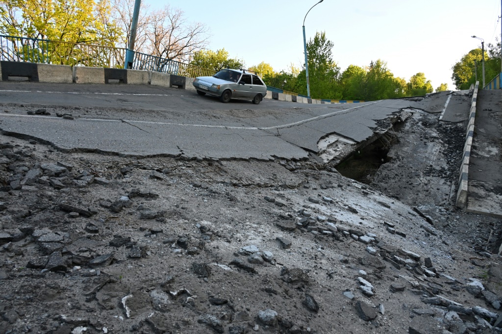 جسر متضرر بالقرب من قرية بيشينيغي في منطقة خاركيف الأوكرانية في 05 أيار/مايو 2022 (ا ف ب)