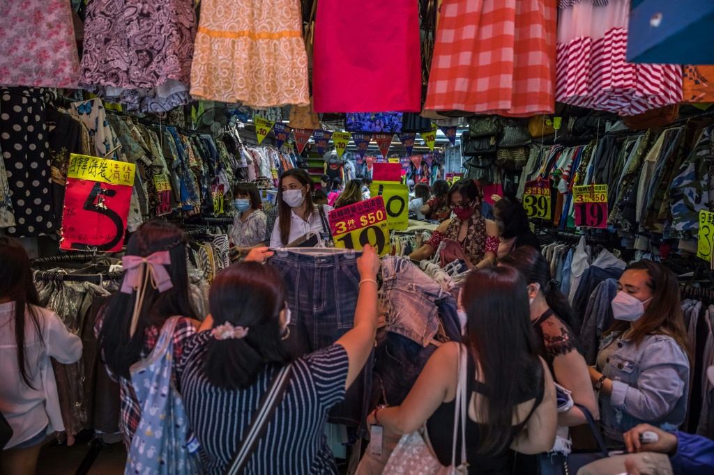 متسوقون في متجر للألبسة في هونغ كونغ في 8 أيار/مايو 2022 (أ ف ب)