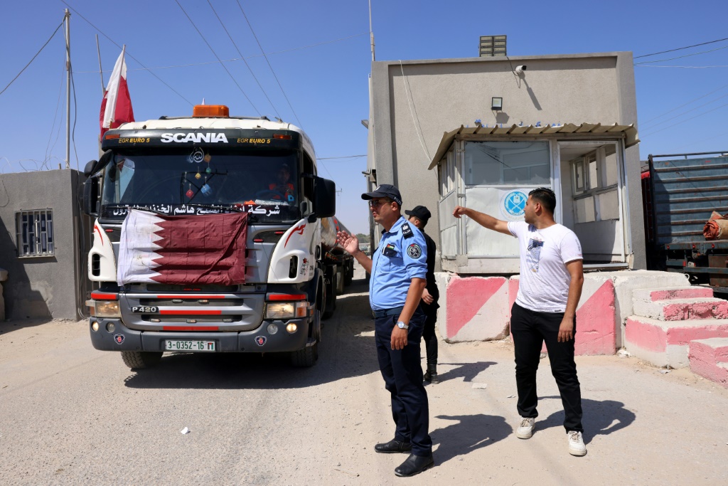 ناقلة تحمل الأعلام القطرية تنقل الوقود لمحطة توليد الكهرباء الوحيدة في غزة (أ ف ب)
