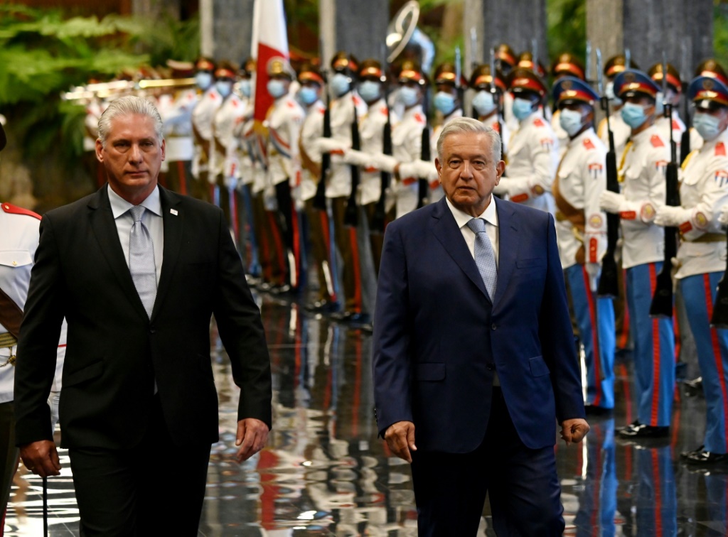 الرئيس الكوبي ميغيل دياز كانيل مستقبلا نظيره المكسيكي أندريس مانويل لوبيز أوبرادور في هافانا (ا ف ب).