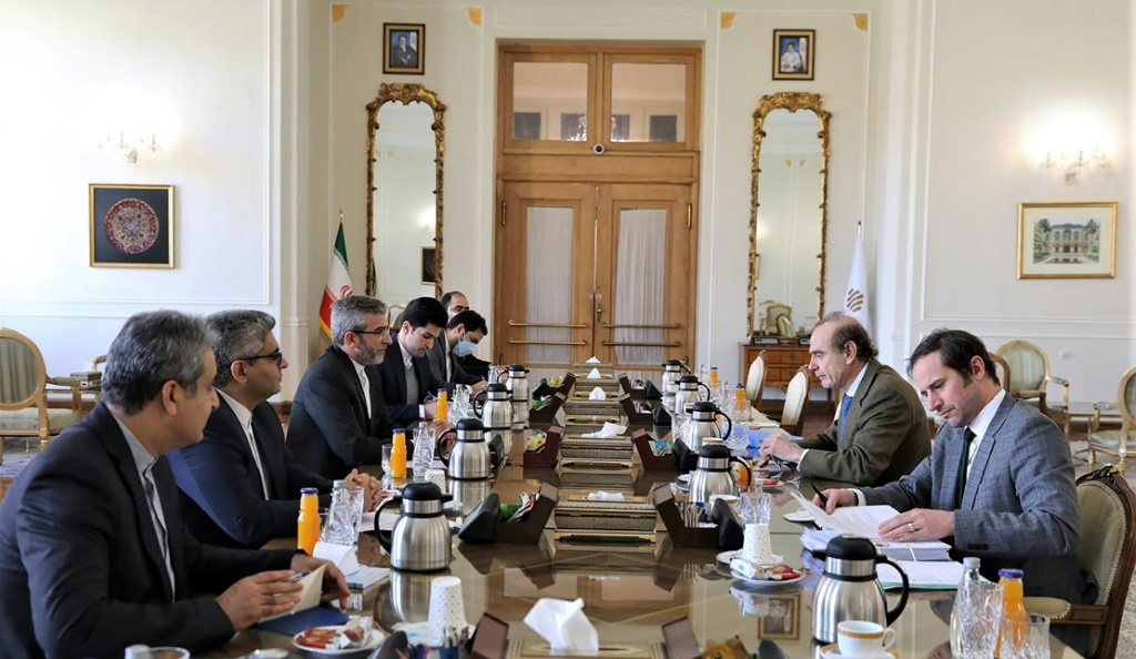 جلسة محادثات في طهران بين كبير المفاوضين الإيرانيين حول الملف النووي علي باقري والمسؤول الأوروبي إنريكي مورا في 27 آذار/مارس 2022 (ا ف ب)