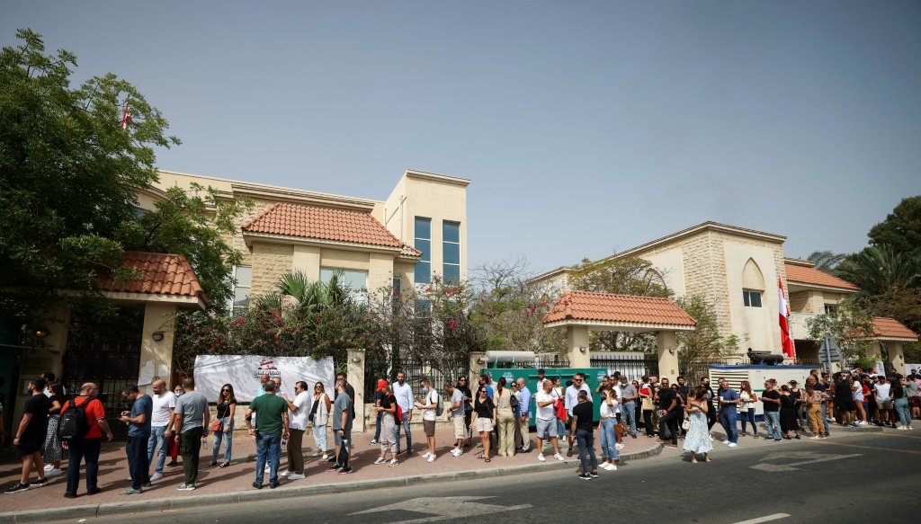 مغتربون لبنانيون ينتظرون في الصف للإدلاء بأصواتهم في الانتخابات التشريعية أمام القنصلية اللبنانية في دبي في 8 أيار/مايو 2022 (أ ف ب)