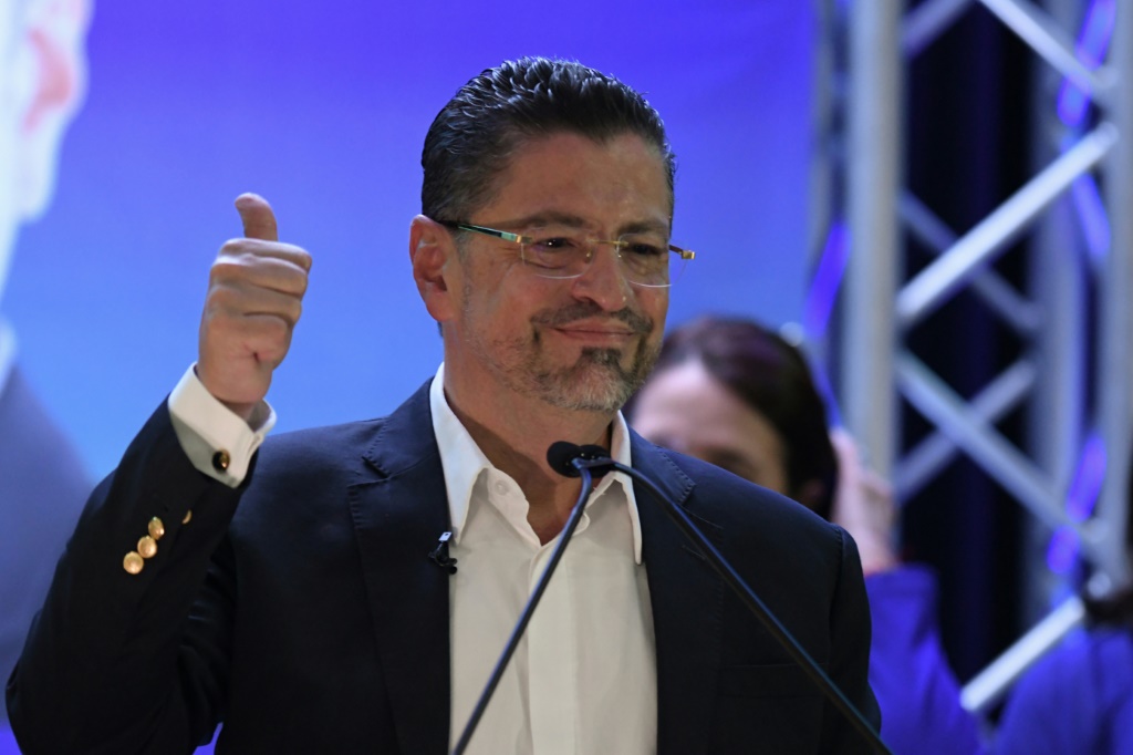 المحافظ رودريغو تشافيز يحيي أنصاره بعد فوزه في الانتخابات الرئاسية في كوستاريكا في 3 نيسان/أبريل 2022 في سان خوسيه (ا ف ب)