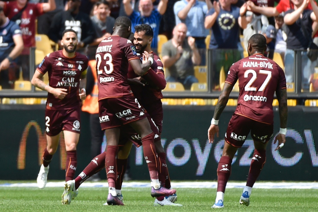 &nbsp;لاعبو متز يحتفلون بهدف الفوز في مرمى ليون (3-2) في الدوري الفرنسي في الثامن من ايار/مايو 2022. (ا ف ب)