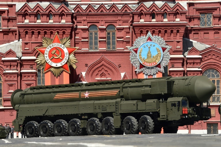 منظومة صواريخ بالستية روسية عابرة للقارات طراز يارس آر إس 24 تشارك في تمارين استعدادا لعرض عسكري في الساحة الحمراء بموسكو في 7 أيار/مايو 2015 (ا ف ب)