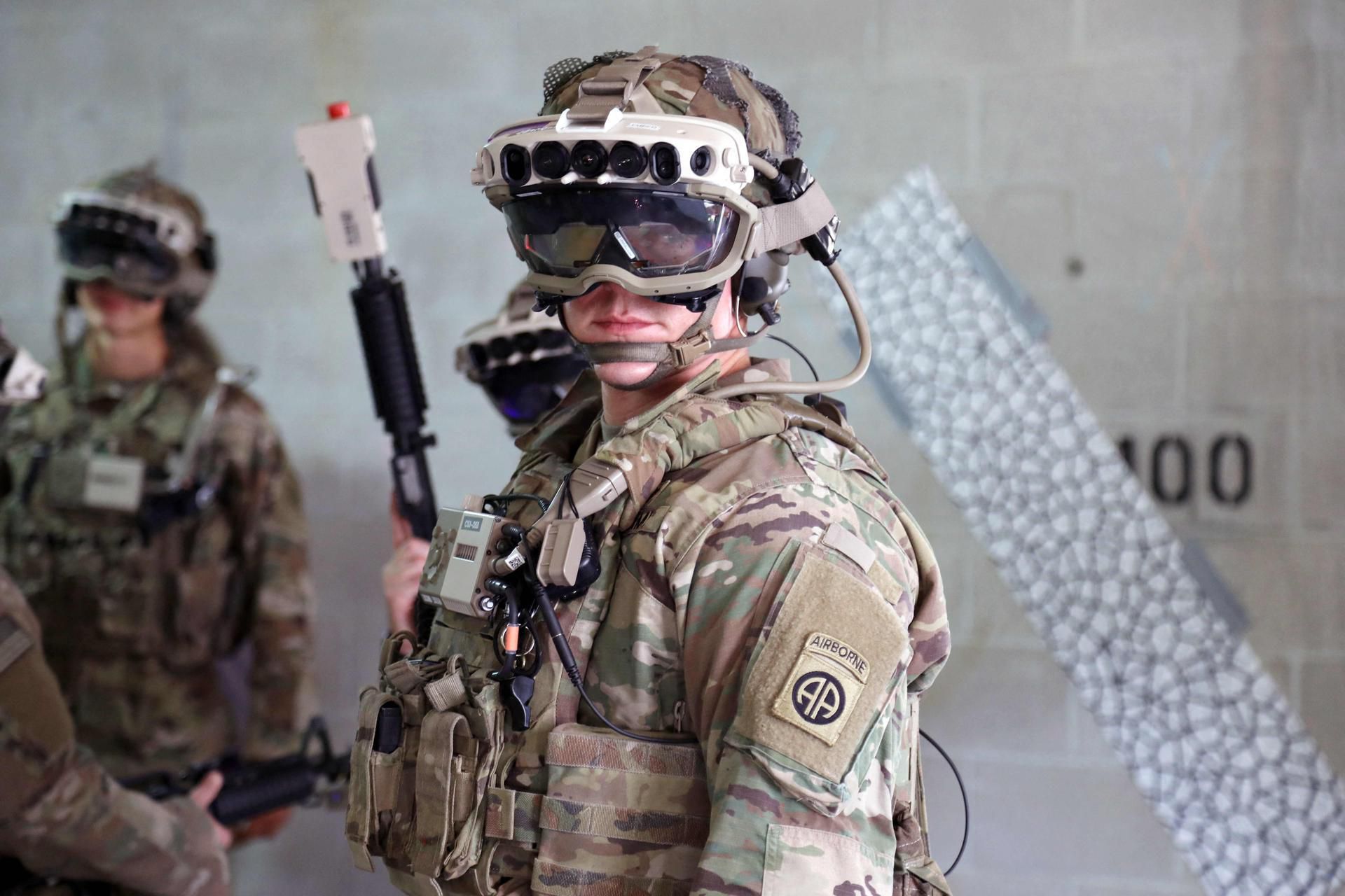 يستخدم الجنود نظام التعزيز البصري المتكامل للتدريب مع المدرب الافتراضي Squad Immersive. (موقع الجيش الأمريكي)