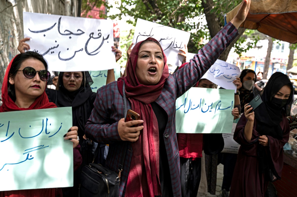 احتجت حوالي 12 امرأة في كابول على مرسوم طالبان الجديد الذي يقضي بضرورة تغطية النساء وجوههن وأجسادهن بالكامل في الأماكن العامة (أ ف ب)