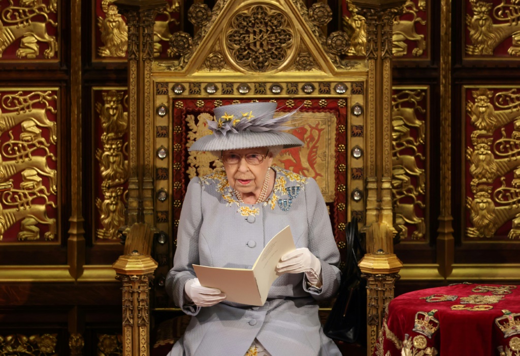    الملكة إليزابيث الثانية خلال جلسة افتتاح البرلمان البريطاني في 11 أيار/مايو 2021 (ا ف ب)   