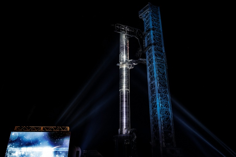 صاروخ "ستارشيب" من "سبايس إكس" التي يراسها ماسك ودافعه "سوبر هيفي" في قاعدة "ستاربايس" االفضائية على مقربة من بوكا تشيكا في جنوب ولاية تكساس الأميركية في 10 شباط/فبراير 2022 (اف ب)
