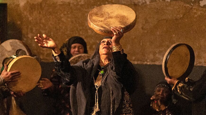 تقول أم سامح البالغة الثانية والسبعين، وهي المغنية الرئيسية "لسنا دجالين ولا مشعوذين" (ا ف ب)