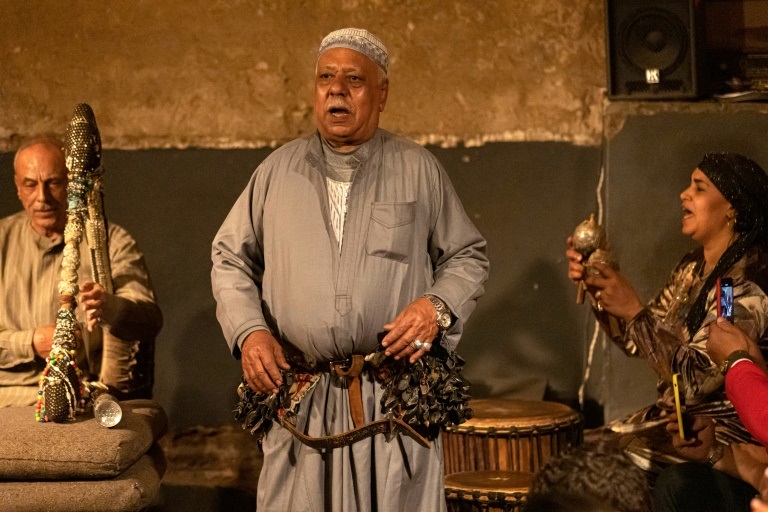 مغنٍ من فرقة "مزاهر" خلال حفلة زار في القاهرة في 27 نيسان/أبريل 2022 (ا ف ب)