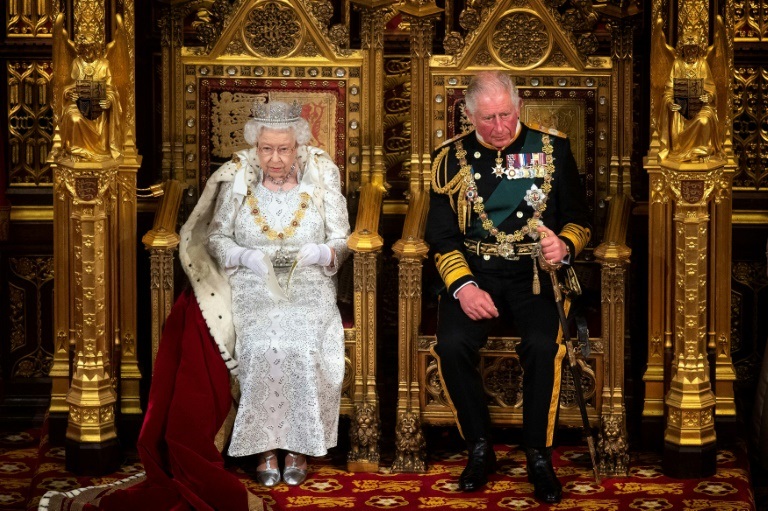 صورة التقطت في 14 تشرين الاول/اكتوبر 2019 للملكة اليزابيث الثانية والامير تشارلز في البرلمان البريطاني (ا ف ب)