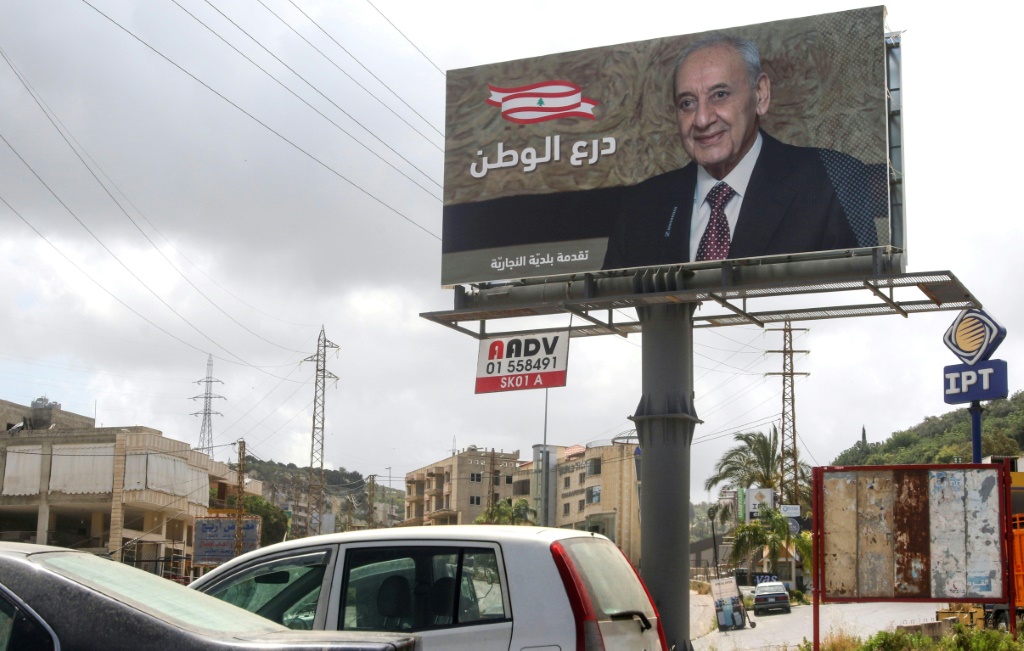 صورة لدعاية انتخابية لرئيس المجلس النيابي اللبناني نبيه بري المرشح الى الانتخابات التشريعية التقطت في الخامس من أيار/مايو 2022 في الجنوب (ا ف ب)