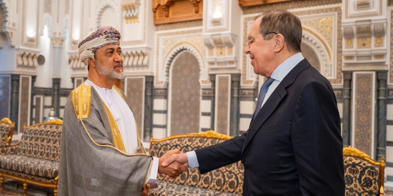 سلطان عمان هيثم بن طارق يستقبل وزير الخارجية الروسي سيرجي لافروف (العمانية)