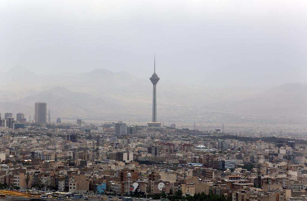 مشهد عام لاحد الاحياء الشمالية الشرقية من طهران في 3 حزيران/يونيو 2014 غداة عاصفة رملية (ا ف ب) 