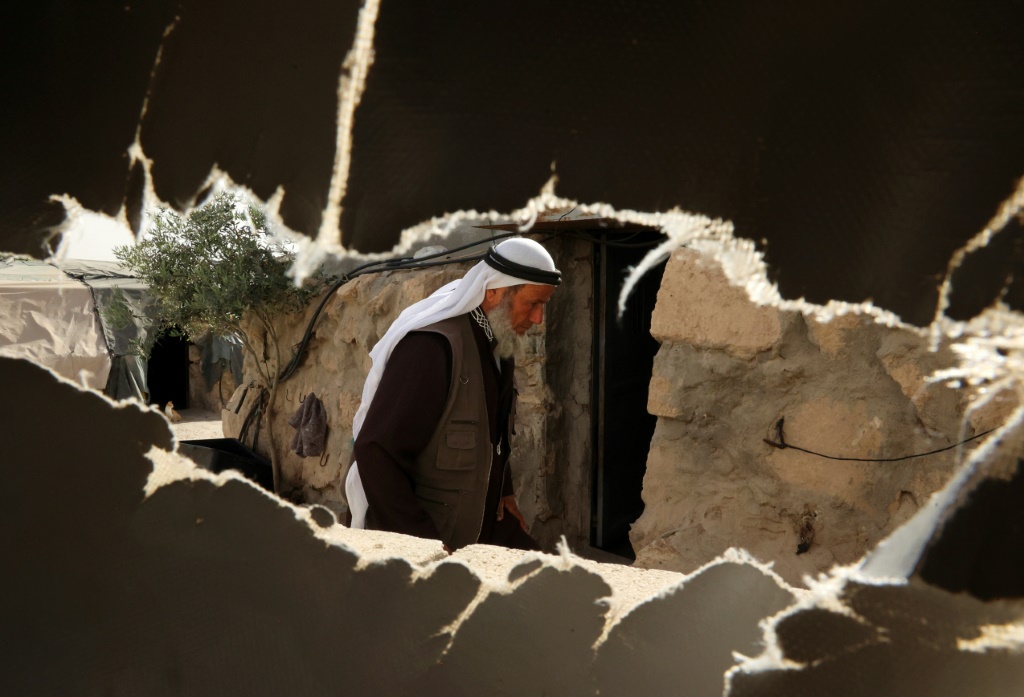    علي محمد جبارين يسير في قرية جنبا في مسافر يطا في الضفة الغربية المحتلة في التاسع من أيار/مايو 2022 (أ ف ب)