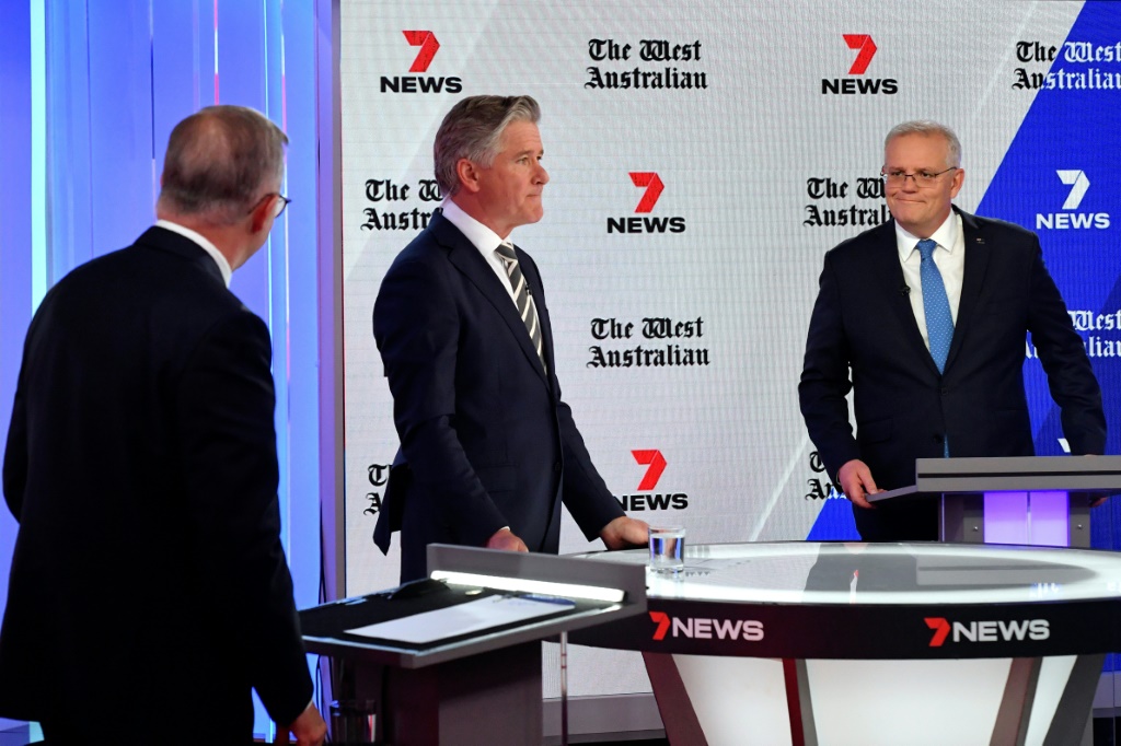    قبل الانتخابات الفيدرالية في 21 مايو ، اختلف رئيس الوزراء الأسترالي سكوت موريسون (على اليمين) وزعيم المعارضة أنتوني ألبانيز حول عدد من قضايا السياسة بما في ذلك تغير المناخ (أ ف ب)   