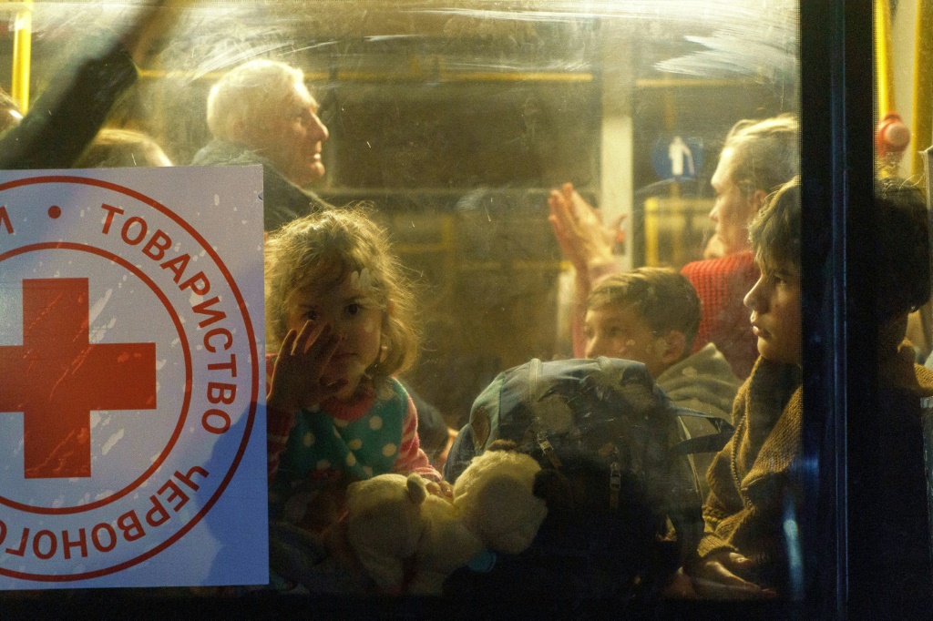    أطفال في حافلة لإجلاء المدنيين من ماريوبول إلى ميليتوبول في أوكرانيا في 1 نيسان/أبريل 2022 (أ ف ب)
