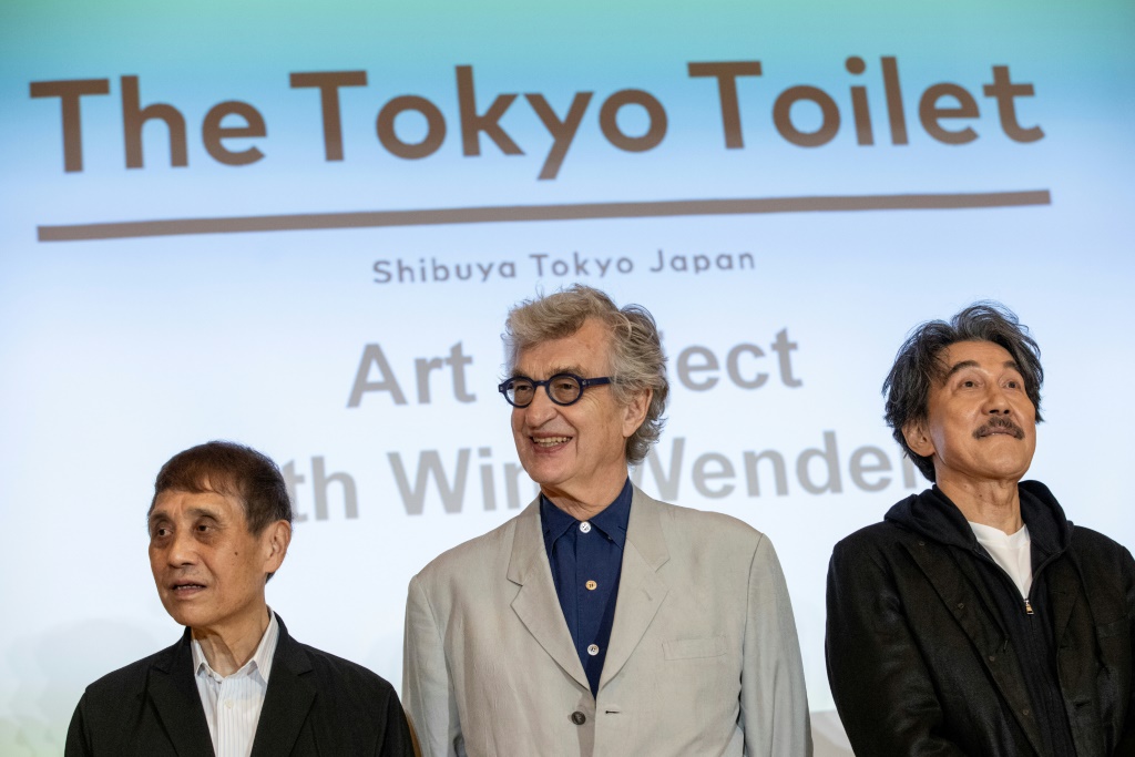 المخرج الألماني فيم فيندرز يتوسط المهندس المعماري الياباني تاداو أندو (يسار) والممثل الياباني كوجي ياكوشو (يمين) في طوكيو في 11 أيار/مايو 2022 (ا ف ب)