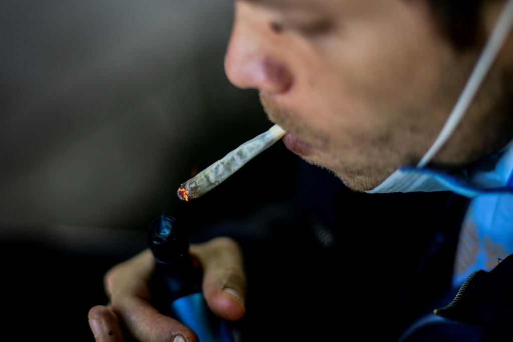 رجل يدخن سيجارة حشيشة في مكسيكو في 9 آذار/مارس 2021 (ا ف ب)