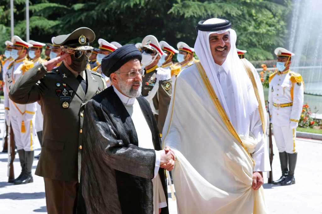 الرئيس الإيراني إبراهيم رئيسي يستقبل أمير قطر الشيخ تميم بن حمد آل ثاني لإجراء محادثات في طهران (ا ف ب)