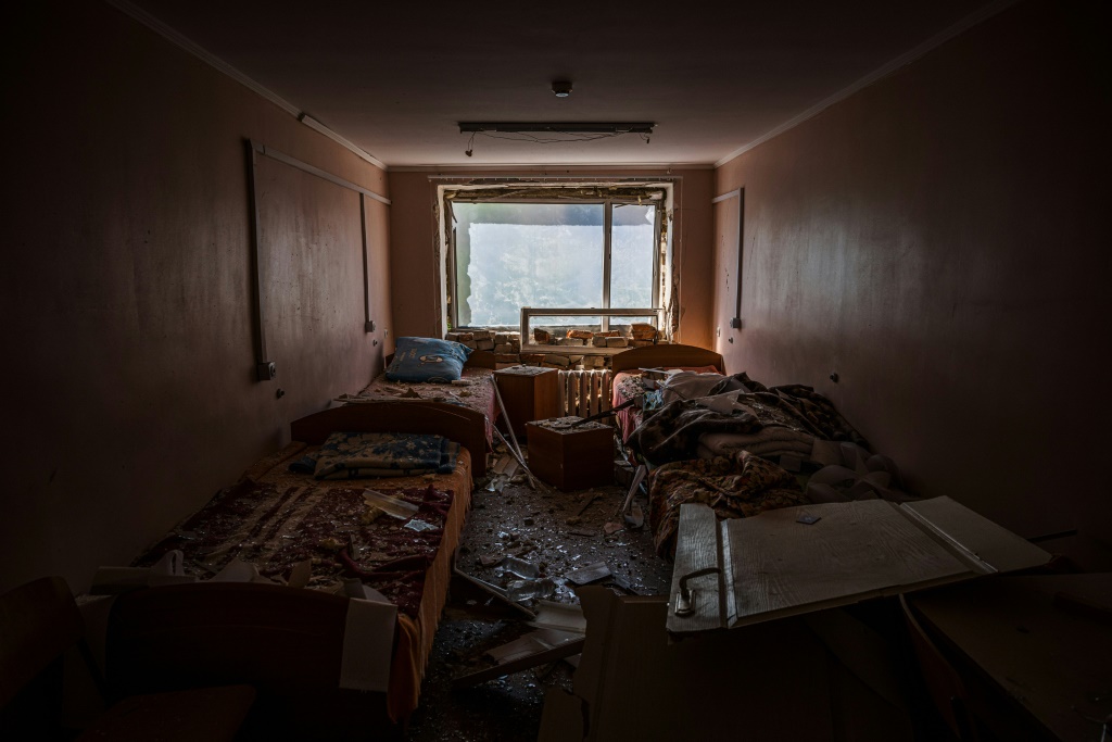 الدمار في إحدى غرف مستشفى تعرض للقصف الروسي في مدينة أوريخيف قرب زابوريجيا بشرق أوكرانيا في 11 أيار/مايو 2022 (أ ف ب)   