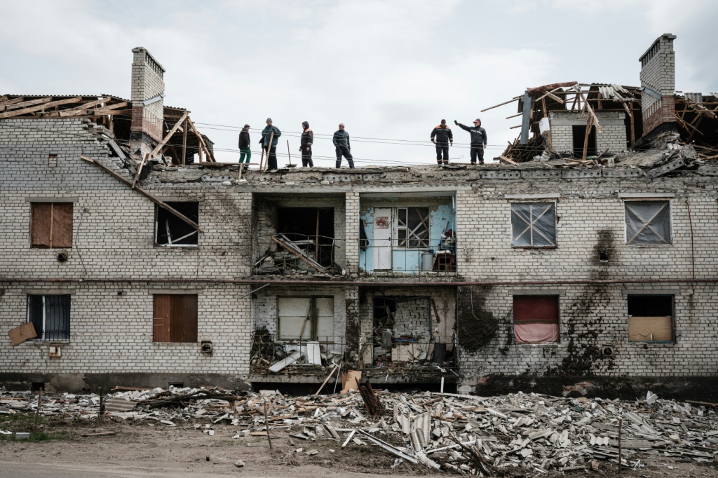    عمال يزيلون حطام مبنى تعرض للقصف في شيركاسكي بشرق أوكرانيا في 11 أيار/مايو 2022 (أ ف ب)