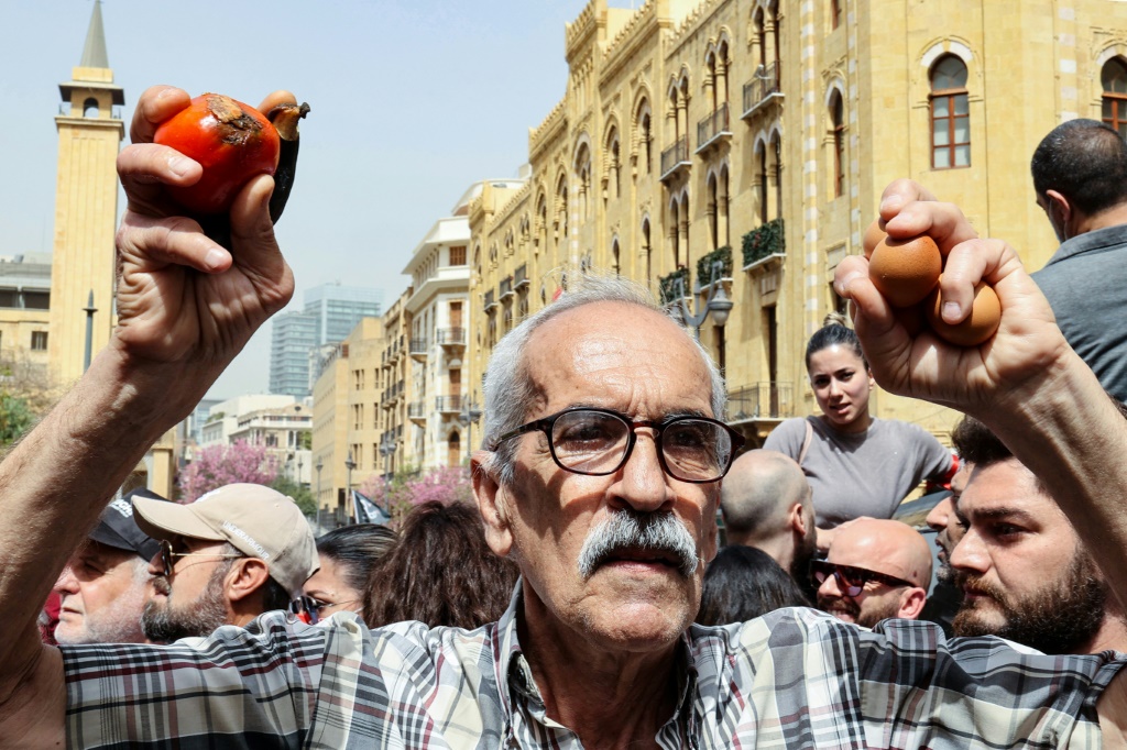 مواطن لبناني خلال مشاركته في 26 نيسان/أبريل 2022 في تظاهرة احتجاجية قرب مقر البرلمان في وسط بيروت على وقع أزمة اقتصادية غير مسبوقة تعصف بالبلاد منذ أكثر من عامين (ا ف ب)