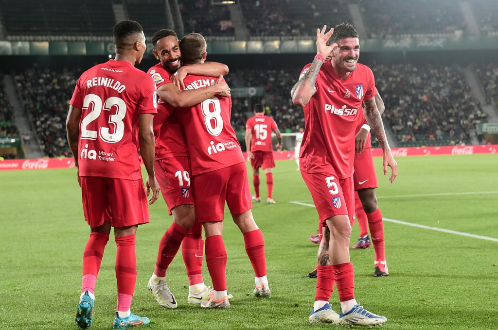 الارجنتيني رودريغو دي بول يحتفل بهدفه مع أتلتيكو مدريد ضد إلتشي في الدوري الاسباني لكرة القدم في 11 ايار/مايو 2022 (ا ف ب)