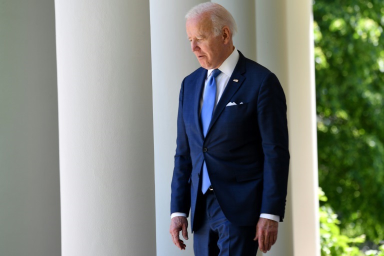 الرئيس الأميركي جو بايدن في حديقة في البيت الأبيض في 9 أيار/مايو 2022 (ا ف ب)