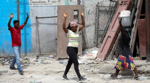 تُركت جثث بعض القتلى في شوارع عاصمة هايتي وتعفنت تحت أشعة الشمس الحارقة.. بينما رمى القتلة جثثاً أخرى في آبار أو مراحيض (ا ف ب)