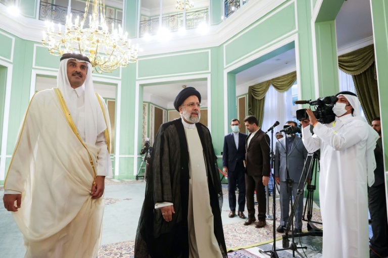 الرئيس الإيراني إبراهيم رئيسي (الى اليمين) وأمير قطر الشيخ تميم بن حمد آل ثاني على هامش لقائهما في طهران في 12 أيار/مايو 2022 (ا ف ب)