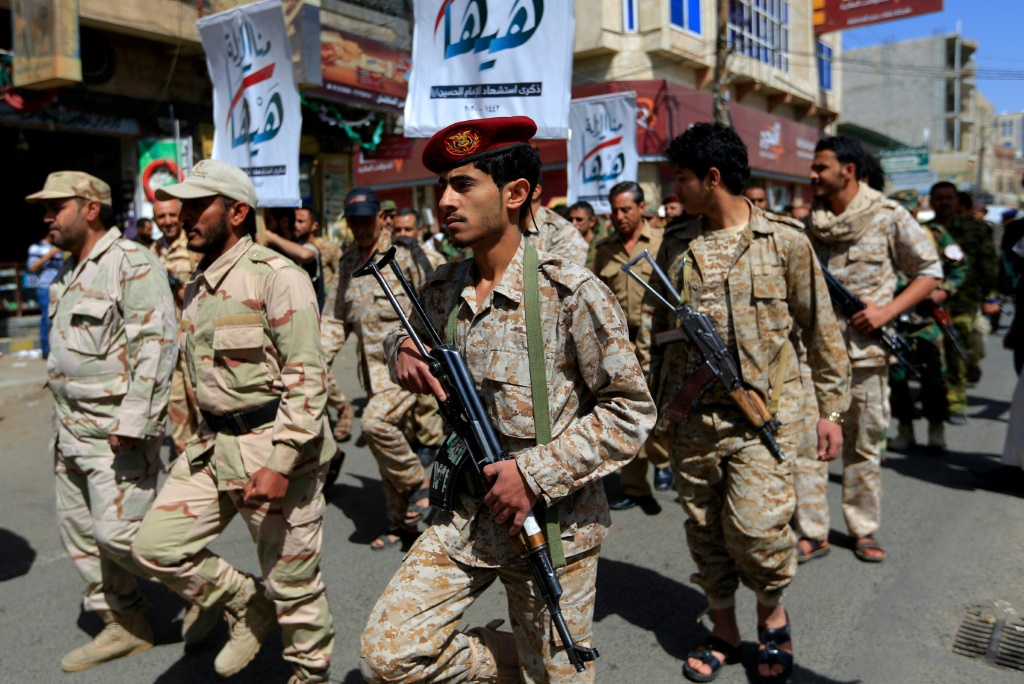 القوات الموالية للمتمردين الحوثيين في اليمن تشارك في عرض عسكري في العاصمة صنعاء بتاريخ 31 آذار/مارس 2022 بمناسبة الذكرى السابعة لتدخل التحالف بقيادة السعودية في بلادهم (ا ف ب)
