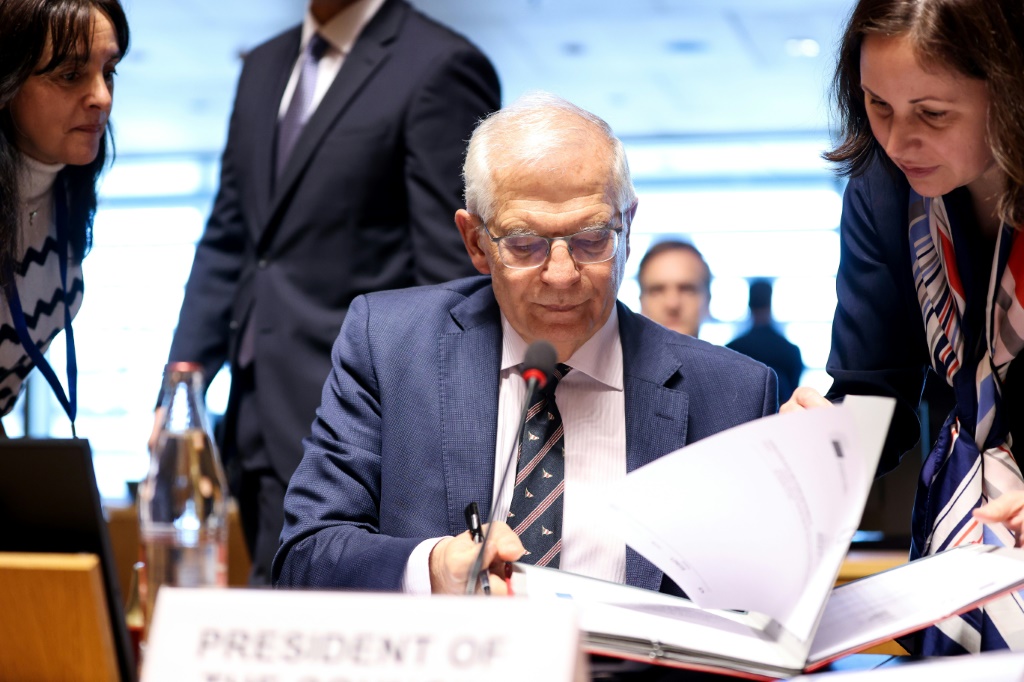 كبير المسؤولين عن الشؤون الخارجية في الاتحاد الأوروبي جوزيب بوريل قبيل انطلاق اجتماع لوزراء الخارجية في لوكسمبورغ في 11 نيسان/أبريل 2022 (ا ف ب)