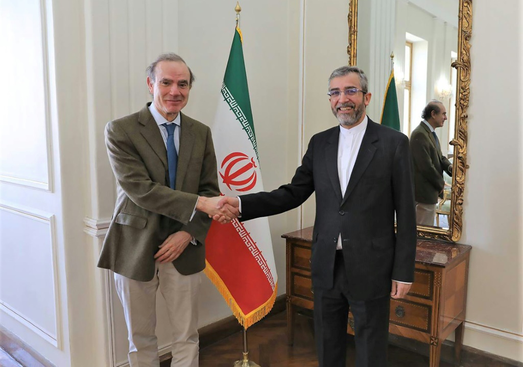 نائب وزير الخارجية الإيراني علي باقري (الى اليمين) يستقبل الدبلوماسي الأوروبي انريكي مورا في طهران في 27 آذار/مارس 2022 (أ ف ب).